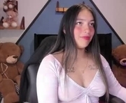 lurea_pearl is a  year old female webcam sex model.