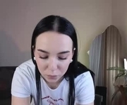 avelyne_ is a 18 year old female webcam sex model.