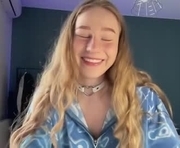 whoisalisa is a 22 year old female webcam sex model.
