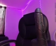 lisawarm is a 18 year old female webcam sex model.