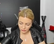 queencatsnow is a 38 year old female webcam sex model.