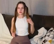 cutiee_alice is a 18 year old female webcam sex model.