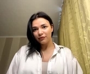 elwynablong is a 18 year old female webcam sex model.