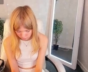 mia_liwis is a 18 year old female webcam sex model.