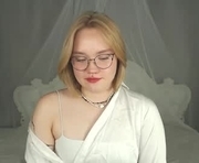 aurora_golden is a  year old female webcam sex model.