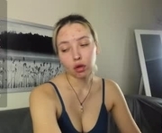 demi_loran is a 19 year old female webcam sex model.