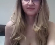sweetkitrix is a 18 year old female webcam sex model.
