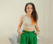 odelyngeorge is a 18 year old female webcam sex model.