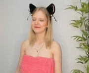 maydadurston is a 18 year old female webcam sex model.