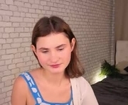 revenantrose is a 18 year old female webcam sex model.