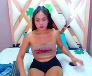 sara_laurentt is a 18 year old female webcam sex model.