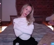 bellean_blare is a 99 year old female webcam sex model.