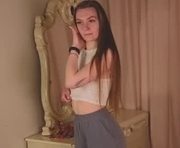 gwendolyncrull is a 18 year old female webcam sex model.