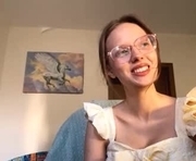 madlynhennigan is a 18 year old female webcam sex model.