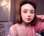 moiregathright is a 18 year old female webcam sex model.