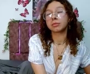 elarose723 is a  year old female webcam sex model.