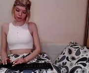 sonyaplush is a 19 year old female webcam sex model.