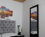 henlly22 is a  year old female webcam sex model.