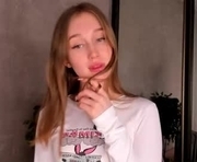 loragabriel is a 18 year old female webcam sex model.
