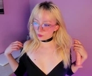 cloe_five is a 19 year old female webcam sex model.
