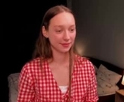 fannyboozer is a 18 year old female webcam sex model.