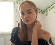 dustidickirson is a 18 year old female webcam sex model.