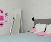stravvberry_18 is a 18 year old female webcam sex model.