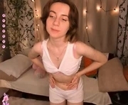 urlovesunny is a 18 year old female webcam sex model.