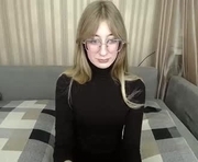 alisiaroon is a 19 year old female webcam sex model.