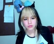 azu_moure is a 20 year old female webcam sex model.