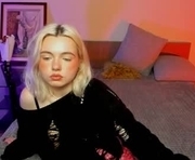 fallen_angel444 is a 18 year old female webcam sex model.