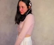kira_harmann is a 18 year old female webcam sex model.