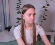 daisydr3am is a 18 year old female webcam sex model.