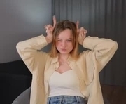 loiscodling is a 18 year old female webcam sex model.