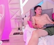 foxydemond is a 18 year old couple webcam sex model.