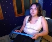 yoxy04 is a  year old female webcam sex model.
