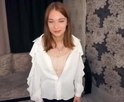 johnnietantum is a 18 year old female webcam sex model.