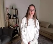 katinatonge is a 18 year old female webcam sex model.