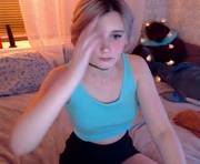 your_freya is a 21 year old female webcam sex model.