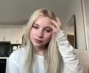daisydazey is a 18 year old female webcam sex model.