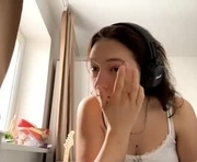 isadorakalehuawehe is a 19 year old female webcam sex model.