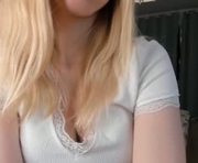 peppersand is a 18 year old female webcam sex model.