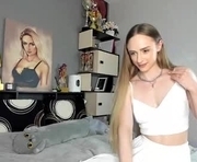 dana__white is a 18 year old female webcam sex model.