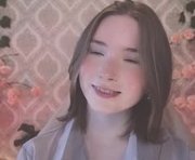 linalyy is a 18 year old female webcam sex model.