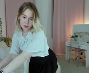 lanaroselle is a 18 year old female webcam sex model.