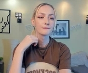 loradimmick is a 18 year old female webcam sex model.