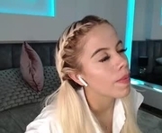 cristalhill is a 19 year old female webcam sex model.
