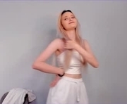 annawilkinsona is a 18 year old female webcam sex model.