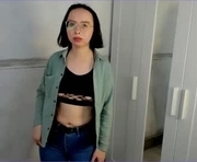 lynnedarnell is a 18 year old female webcam sex model.