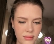 royalcandys is a 18 year old female webcam sex model.